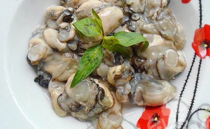 Sơ chế thịt hàu tươi sạch cho món cách nấu hàu canh chua