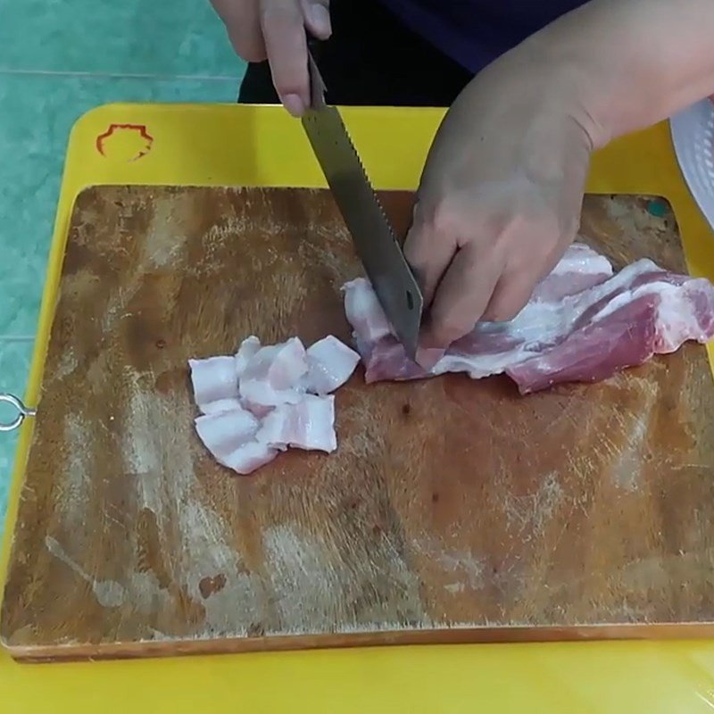 Sơ chế thịt heo sạch cho món đu đủ xào