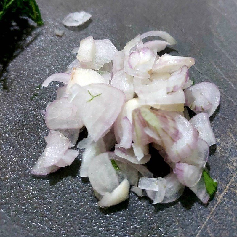 Sơ chế thịt heo sạch sẽ cho món thịt cuốn lá lốt