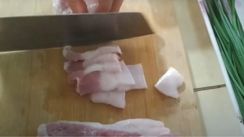 Sơ chế thịt lợn ba chỉ sạch sẽ cho món xào