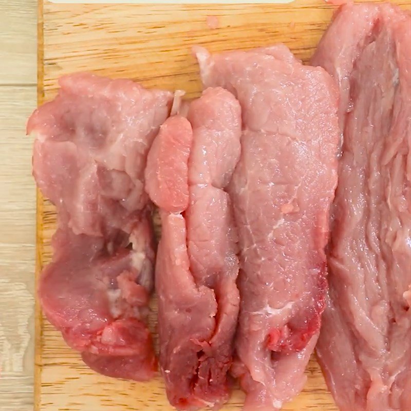Sơ chế thịt lợn để làm khô heo giả bò