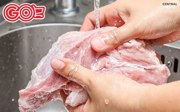 Sơ chế thịt lợn làm thịt chua Thanh Hóa