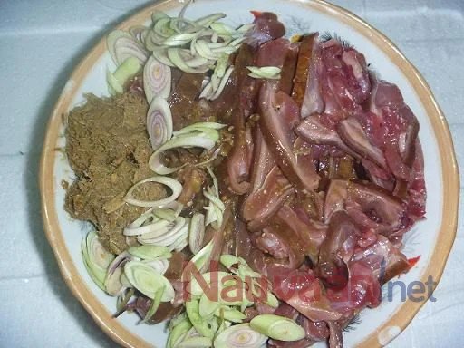 Sơ chế thịt mèo cho món lẩu nước dừa