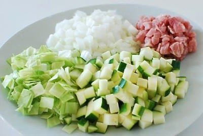 Sơ chế thịt và rau củ cho món mì tương đen