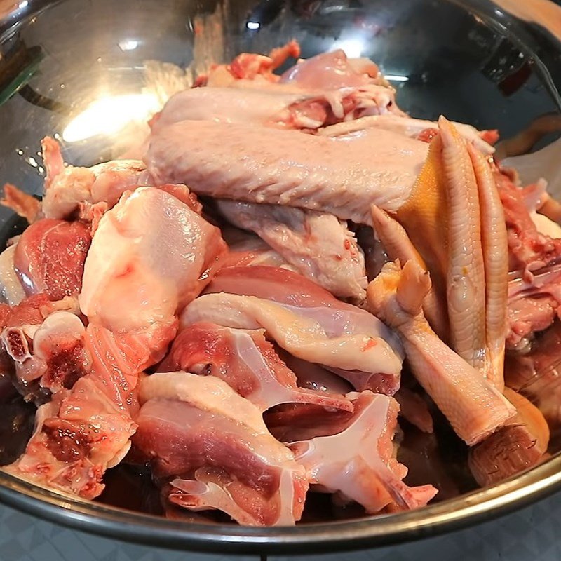 Sơ chế thịt vịt sạch và ướp gia vị đậm đà