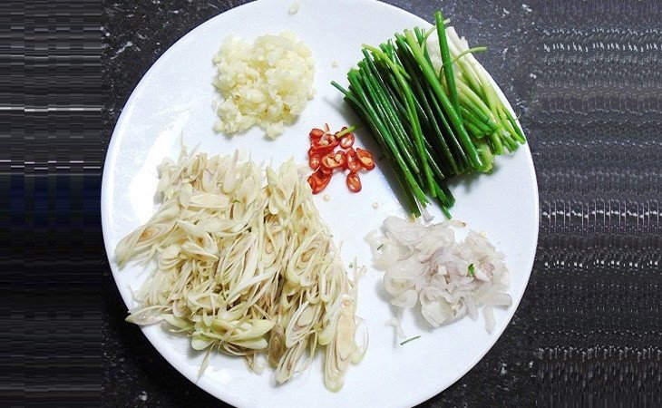 Sơ chế thịt vịt và các loại rau củ cho món lẩu vịt om sấu