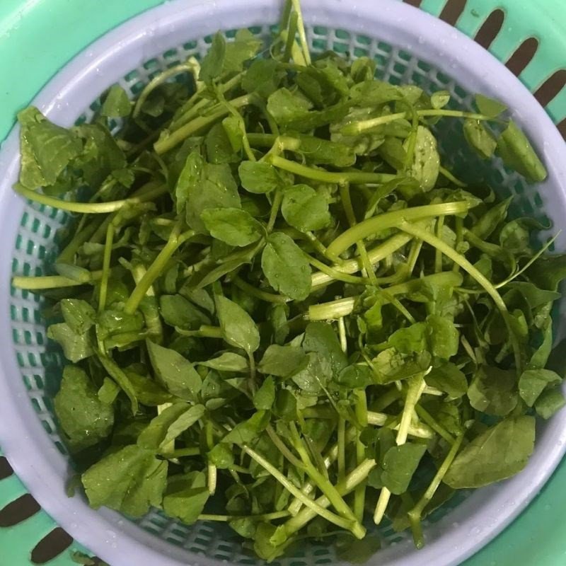 Sơ chế tỏi và cải xoong cho món xào