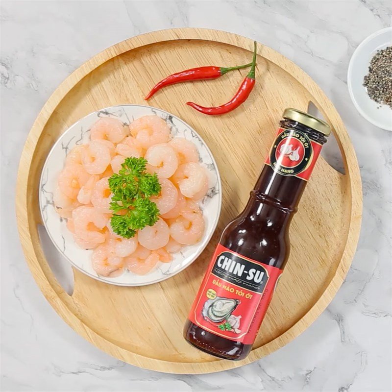 Sơ chế tôm cho món rau tiến vua