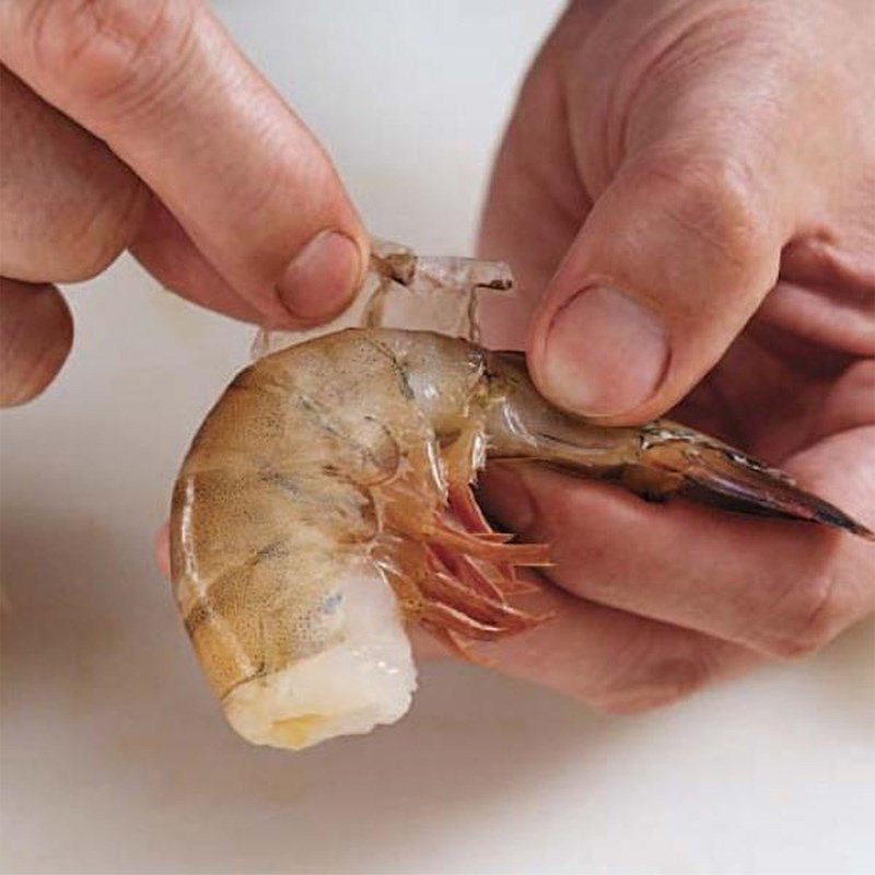 Sơ chế tôm để xào ớt chuông