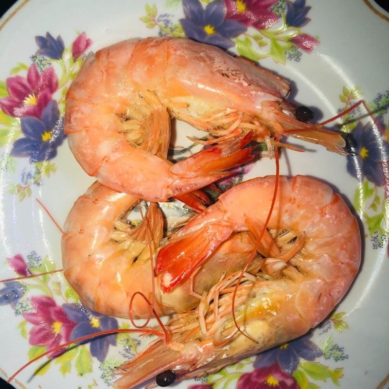 Sơ chế tôm đúng cách cho bé