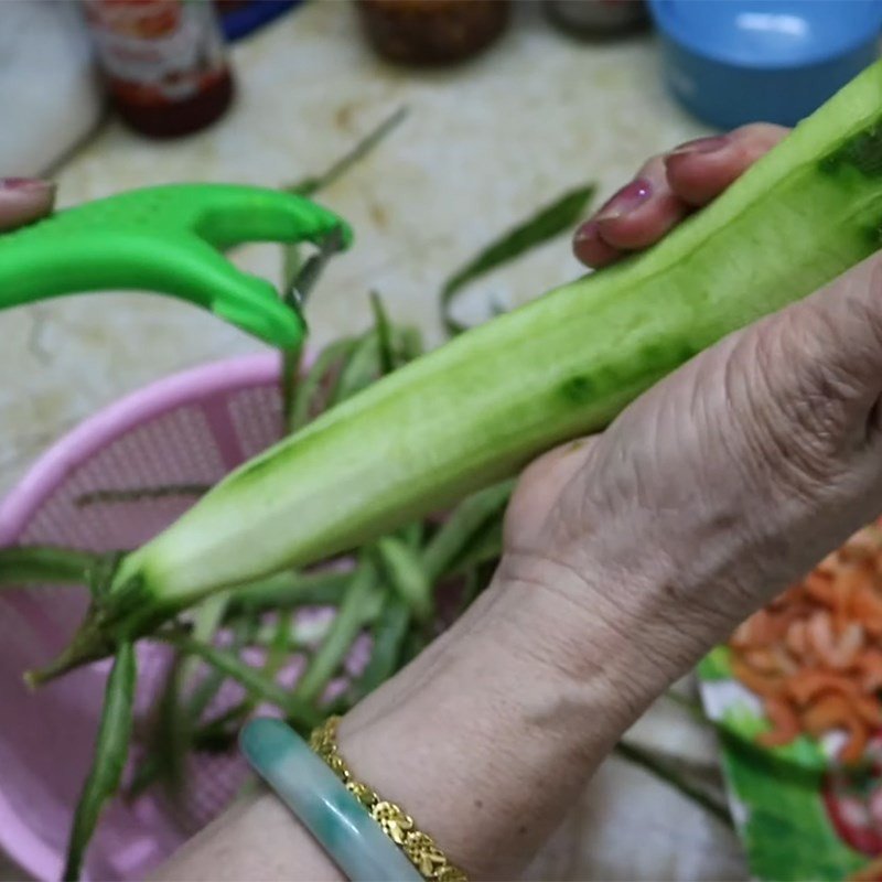 Sơ chế tôm khô và mướp để nấu canh