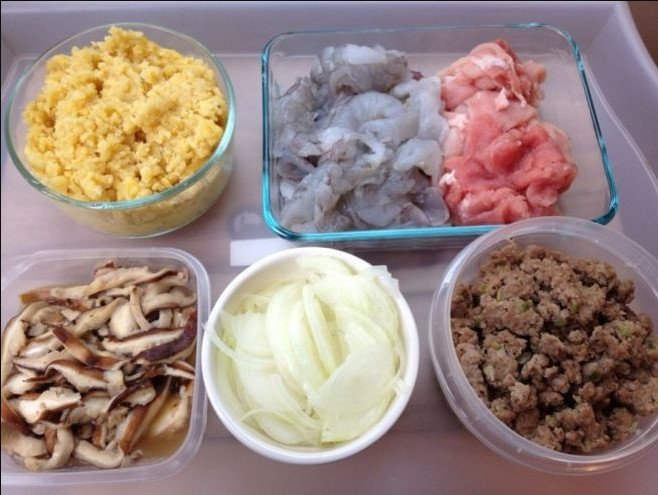 Sơ chế tôm, thịt, rau sống chuẩn bị làm bánh xèo