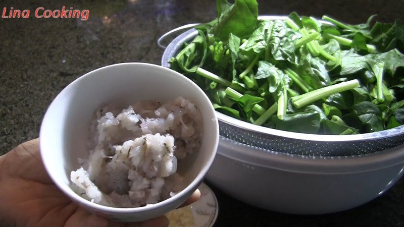 Sơ chế tôm tươi cho canh cải bó xôi