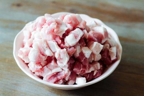 Sơ chế tôm và thịt ba chỉ làm nhân bánh bột lọc