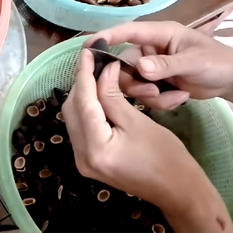 Sơ chế trám cho món xôi trám đen