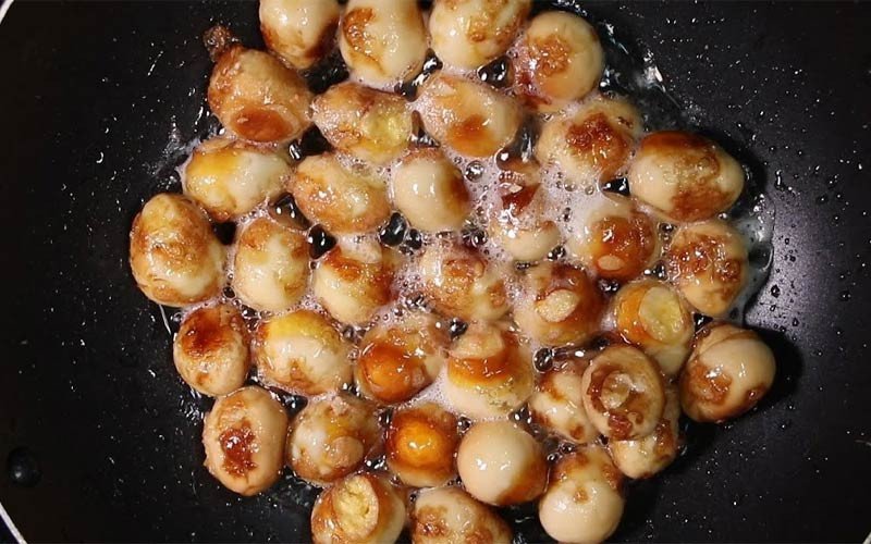Sơ chế trứng cút chiên để cho vào canh bóng hạt sen
