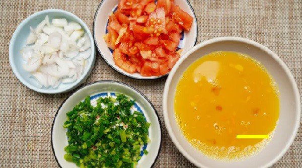 Sơ chế trứng gà, cà chua và hành lá để làm món cà chua xào trứng