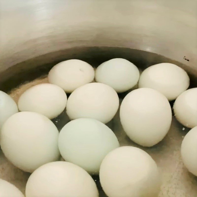 Sơ chế trứng lộn và bầu