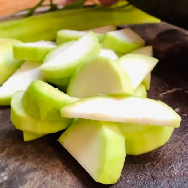 Sơ chế trứng vịt lộn và bầu cho món canh đơn giản