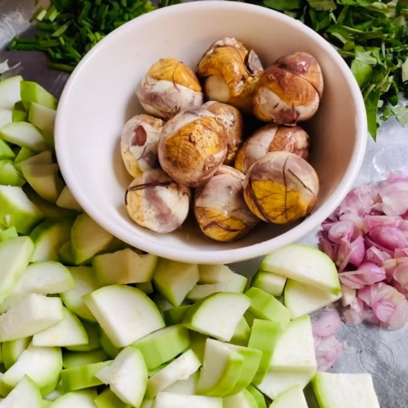 sơ chế trứng vịt lộn và bầu cho món um