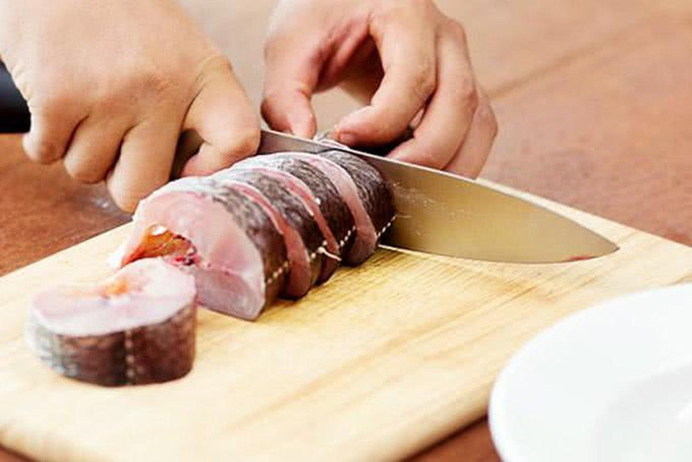Sơ chế và cắt lát cá lóc để nấu canh chua