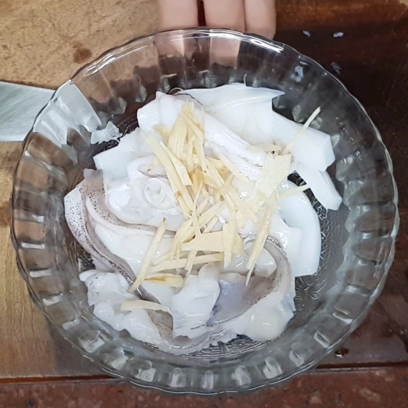 Sơ chế và cắt mực 1 nắng thành miếng vừa ăn