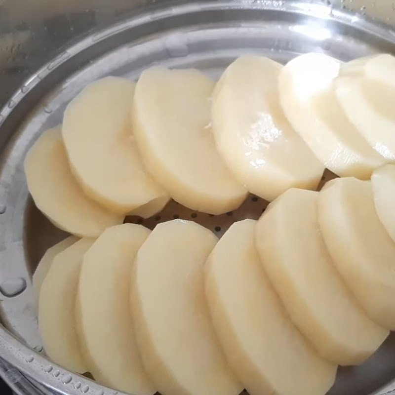 Cách làm bánh khoai tây sữa tươi giòn rụm tại nhà Sơ chế và hấp khoai tây cho món bánh khoai tây sữa tươi