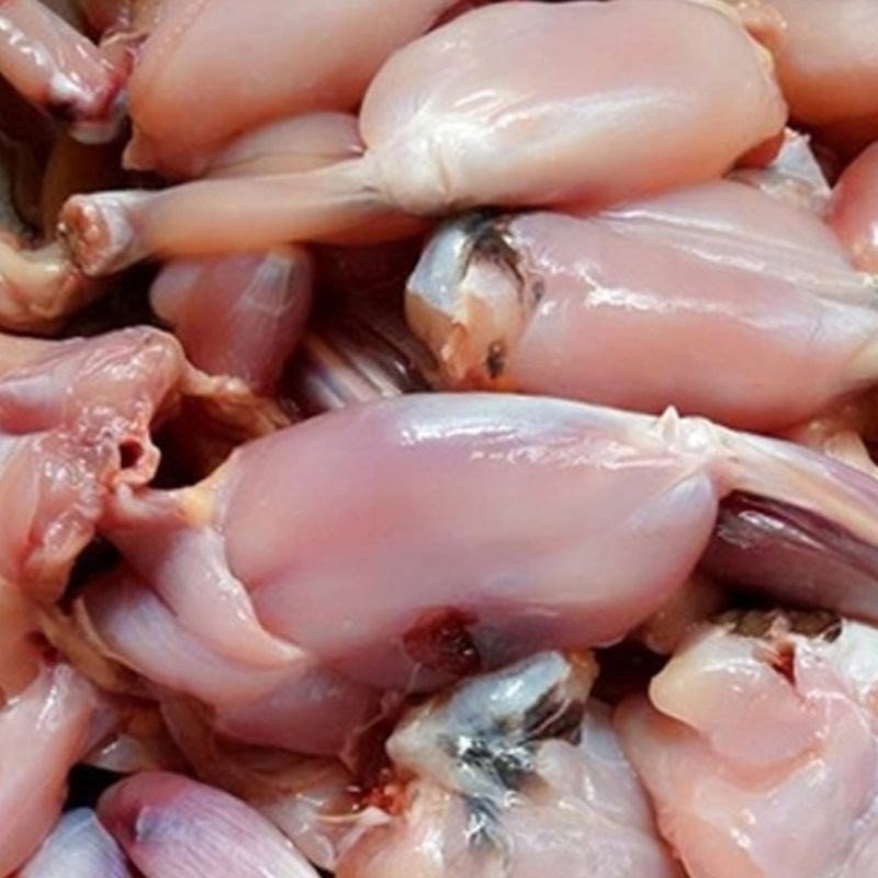 Sơ chế và làm sạch thịt ếch cho món ếch om cà đậu phụ.