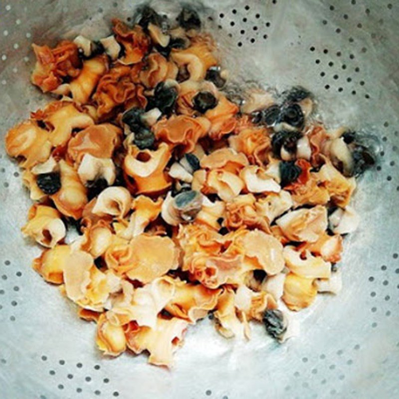 Sơ chế và làm sạch thịt ốc bươu trước khi xào
