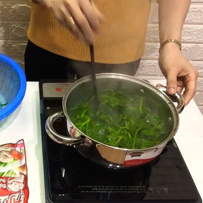 Sơ chế và luộc rau lang