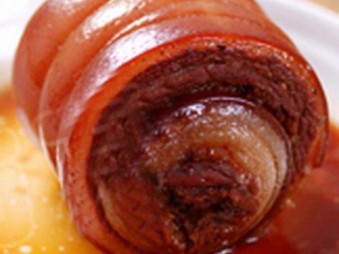 Sơ chế và tẩm ướp thịt ba chỉ trước khi hấp