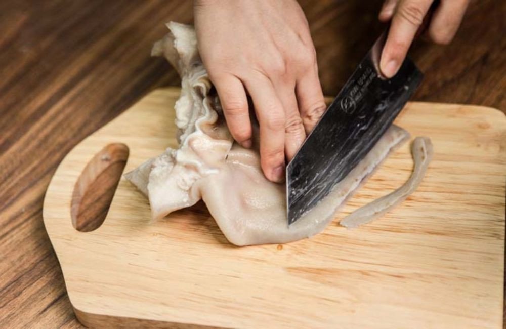 Sơ chế và thái tai heo chuẩn bị làm gỏi ngó sen