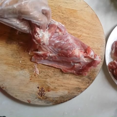Sơ chế và thái thịt ngan thành miếng vừa ăn