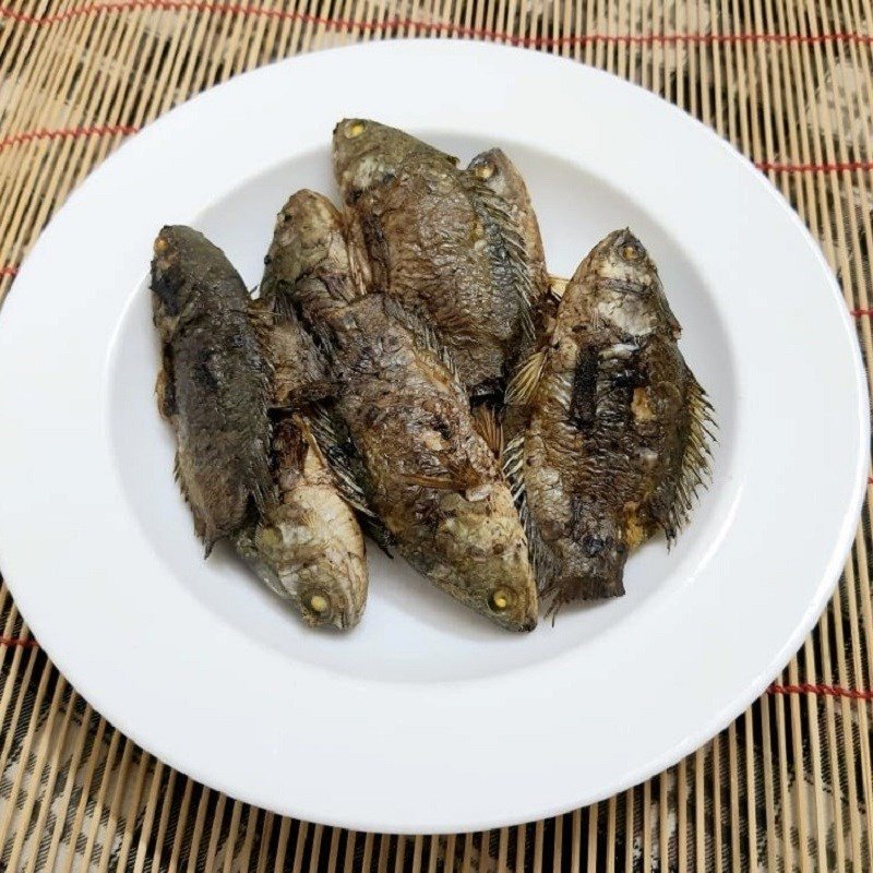 Sơ chế và ướp cá rô để nấu canh