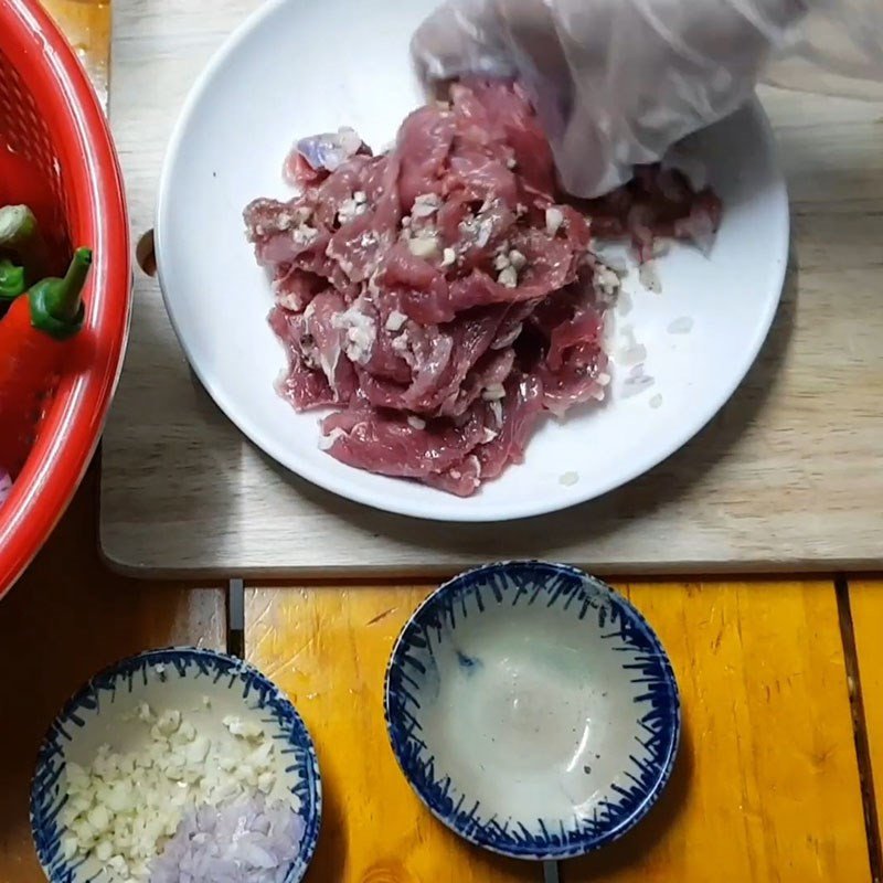 Sơ chế và ướp thịt bò chuẩn bị xào ớt chuông