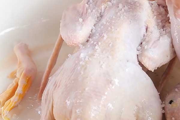 Sơ chế vịt sạch bằng muối, gừng và rượu