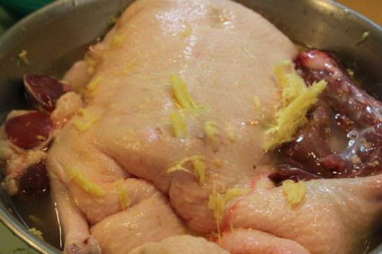 Sơ chế vịt sạch sẽ trước khi thực hiện cách nấu vịt tiềm nước dừa