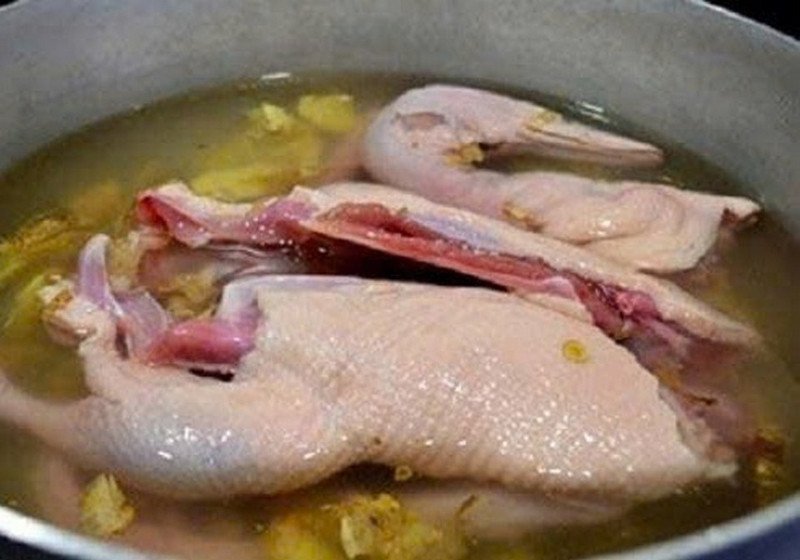 Sơ chế vịt và chuẩn bị nguyên liệu cho cháo vịt đậu xanh