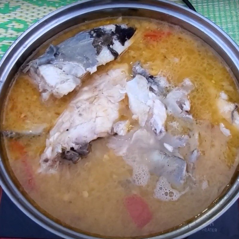 Sơ chế xương cá và đầu cá để nấu nước dùng mẻ