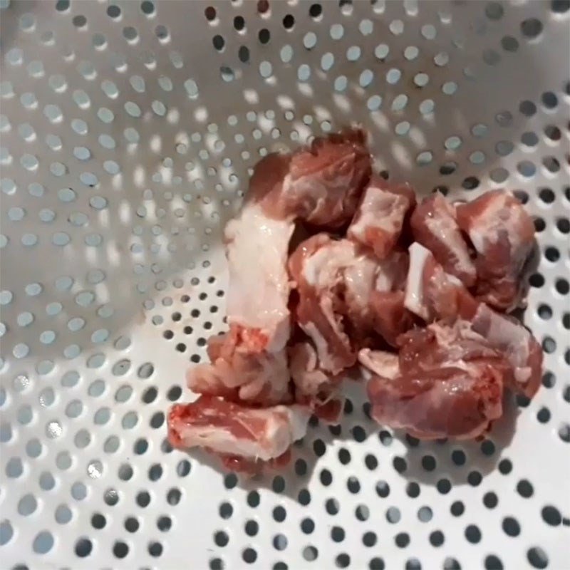 Sơ chế xương heo cho món canh khoai mỡ với xương