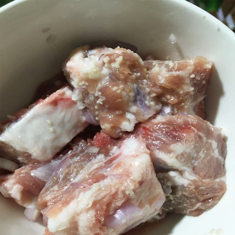 Sơ chế xương heo cho món canh xương khoai tây