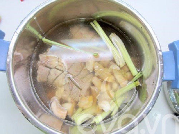 Sơ chế xương ống và giò heo, trần qua nước sôi để làm sạch