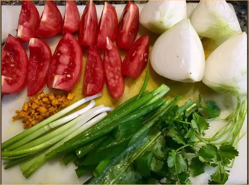 Sơ chế xương và thịt chân giò cho món bún mọc cà chua