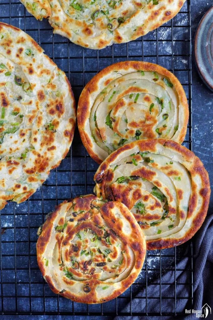 So sánh bánh hành chiên dày và mỏng, mỗi loại mang đến trải nghiệm hương vị riêng.