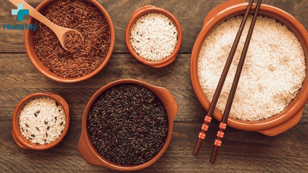 So sánh giá trị dinh dưỡng của cơm gạo lứt và cơm trắng.