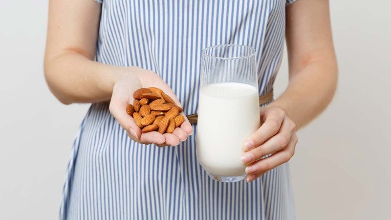 So sánh lượng calo cụ thể trong 100ml sữa hạt khác nhau, giúp bạn dễ dàng chọn lựa theo nhu cầu.