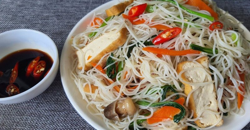 So sánh lượng calo của bún gạo xào chay với bữa ăn chay lành mạnh