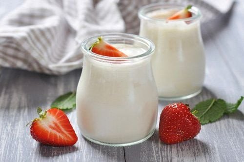So sánh lượng calo trong 1 hộp sữa chua có đường và không đường