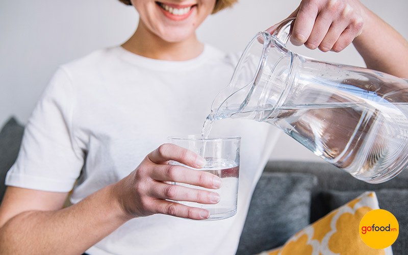 So sánh ly nước chanh mật ong và nước lọc, nhấn mạnh tầm quan trọng của việc hydrat hóa cơ thể.
