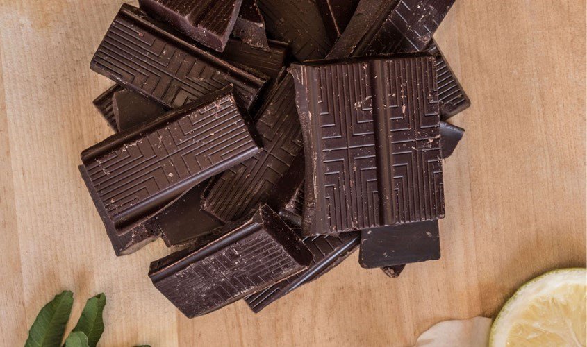 Socola đen chất lượng cao giúp kiểm soát cơn đói và mang lại lợi ích cho sức khỏe tổng thể.